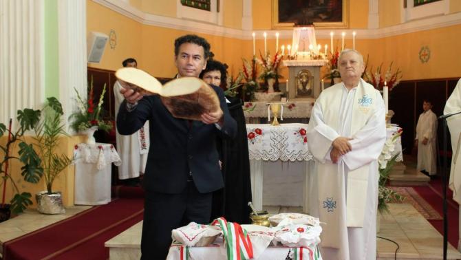 Török László polgármester megszegi az új kenyeret