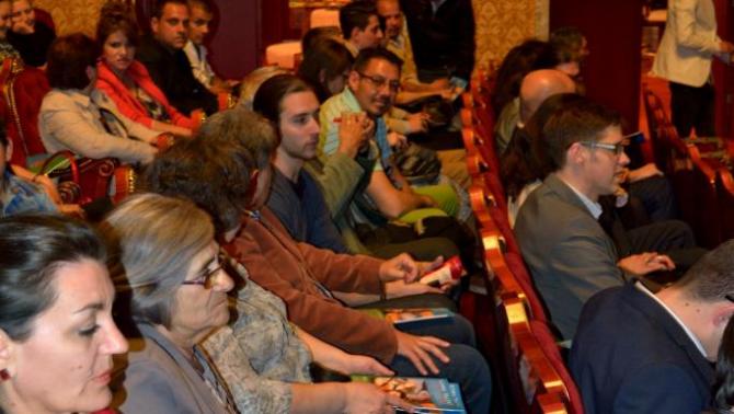 A Teleház egy emberként a színházban: a tagok, az elnök és persze az ösztöndíjas