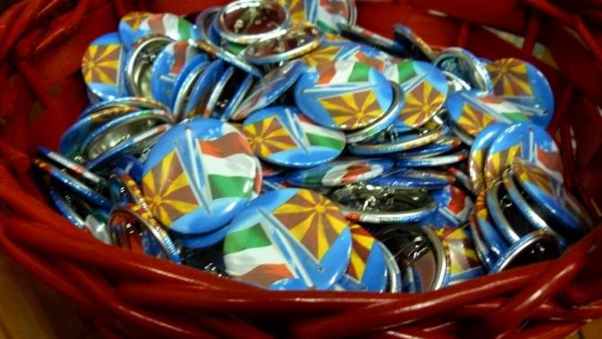 Magyar és macedón zászlók - a fogadáson minden vendég ilyen kitűzőt viselt