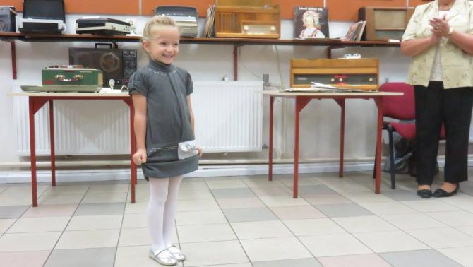 Irodalmi délután - szavaló kislány Irodalmi délután - szavaló kislány