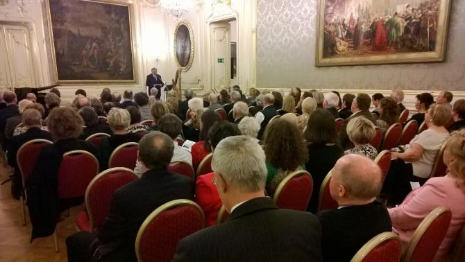 Benefizgala - dr. Smuk András az "Europa"-Club elnöke beszédet mond