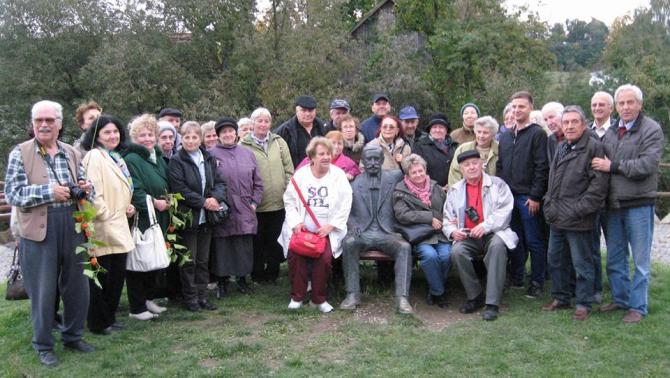 Elek apó szobra Kisbacon központjában