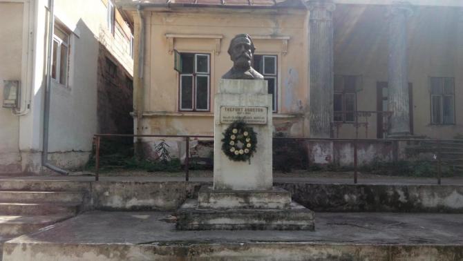 Megkoszorúzott szobor