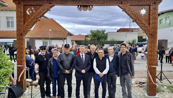 Ismerős Arcok zenekar, székelykapu, Nagycétény, Forró Krisztián, Potápi Árpád János