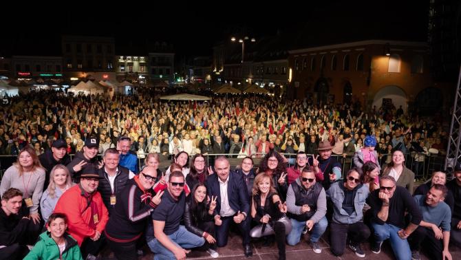 Szandi, Az Abrakazabra Zenekar, a szervezők és a közönség