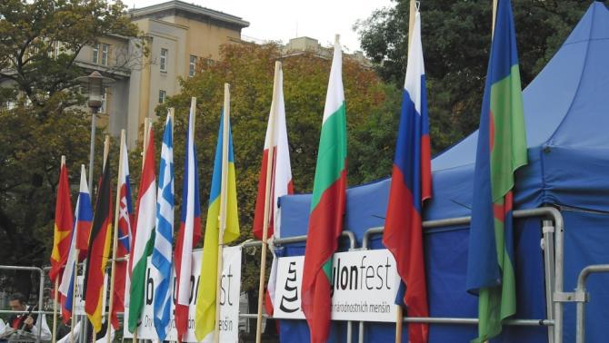 A nemzetiségek zászlói a Babylonfesten A nemzetiségek zászlói a Babylonfesten