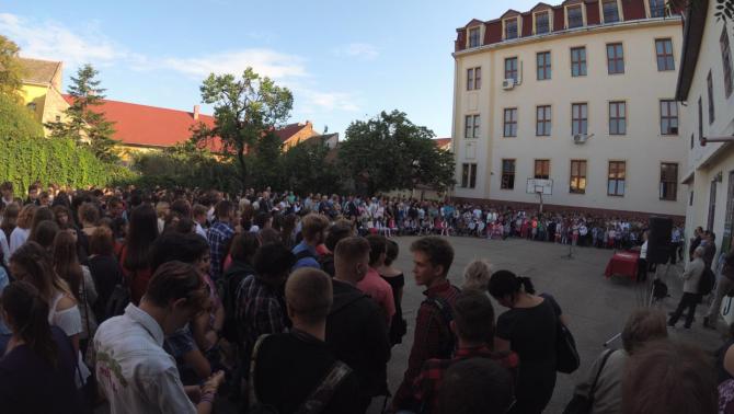 Tanévnyitó az iskolaudvaron